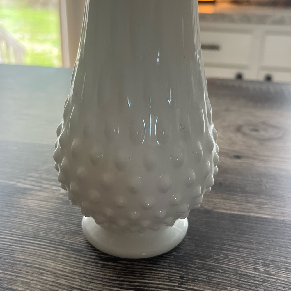 Elegant White Hobnail swung  Vase Fenton - Picture 2 of 4